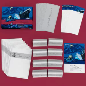 Die einzelnen Unterlagen, die in dem Krimidinner für Zuhause Totentanz auf der Titanic enthalten sind: Rollenhefte, Einladungen, geheime Hinweise, Platzkarten, der Partyplaner und eine CD (es gibt auch einen Download-Link).