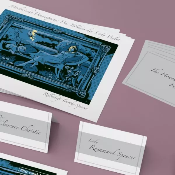 Eine Großaufnahme der Rollenhefte des Krimidinners für zuhause Das Bildnis der Lady Violet. Sie führen die Verdächtigen durch das Spiel und enthalten Spielszenen und Dialoge.