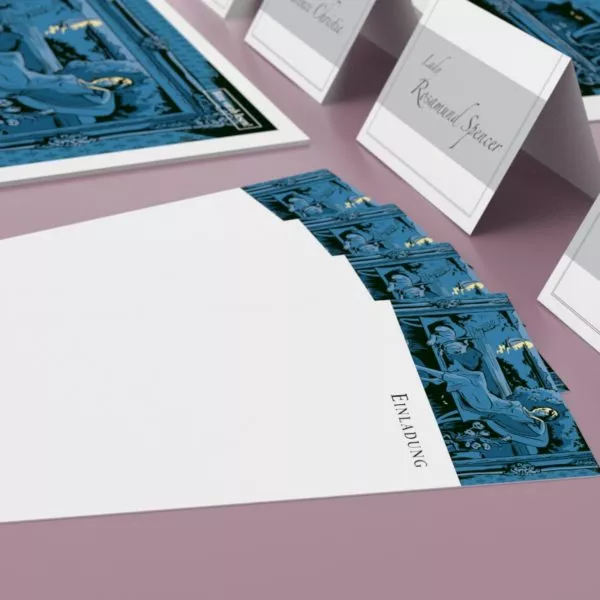 Eine Großaufnahme der Einladungen des Krimidinners für zuhause Das Bildnis der Lady Violet. Mehr brauchen die Mitspielenden nicht, um sich auf das Spiel vorzubereiten.